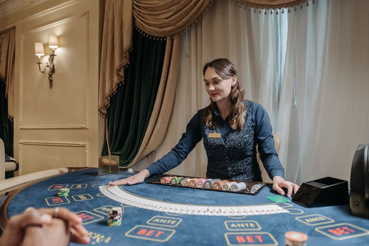 how do casino comps work casino dealer chip tray